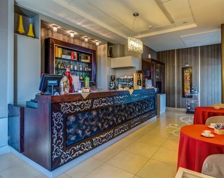 Best Western Plus Hotel Perla del Porto, 4 stelle a Catanzaro, dispone di un american bar