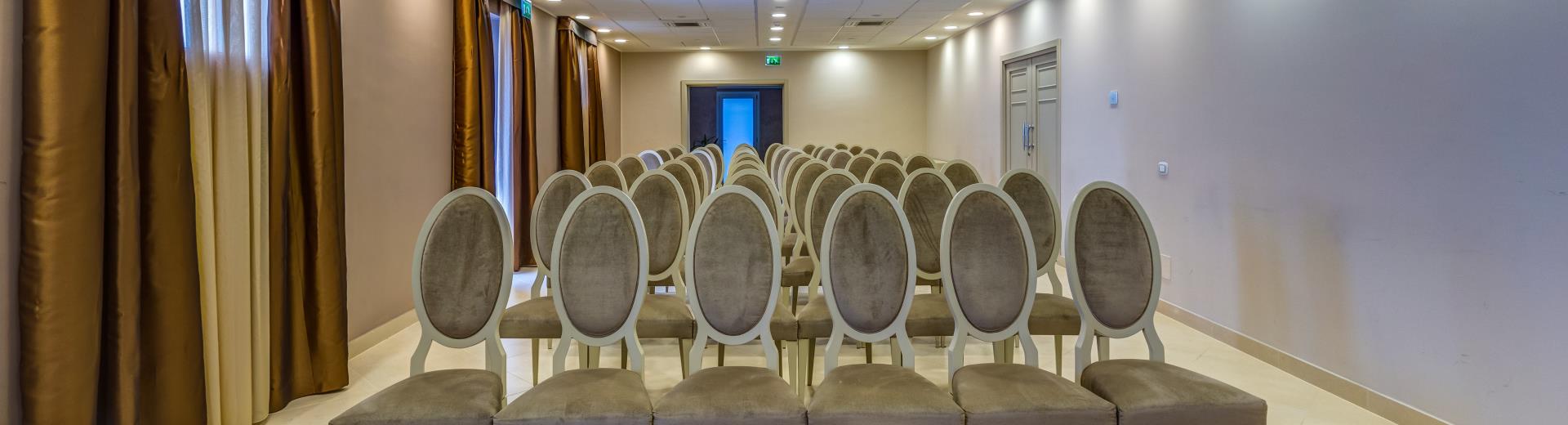 4 star Plus Hotel Perla del Porto provides conference rooms for your meetings