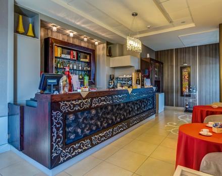 Best Western Plus Hotel Perla del Porto, 4 stelle a Catanzaro, dispone di un american bar