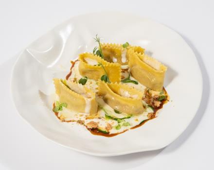 Ravioli di sottobosco fonduta di parmigiano porcini ricotta e polvere di amaretti