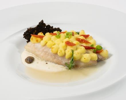 San Pietro in crosta di olive nere, patate croccanti limone candito e pomodorini confit
