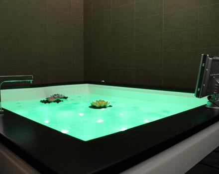 La royal suite di Best Western Plus Hotel Perla del Porto dispone di una vasca idromassaggio con cromoterapia