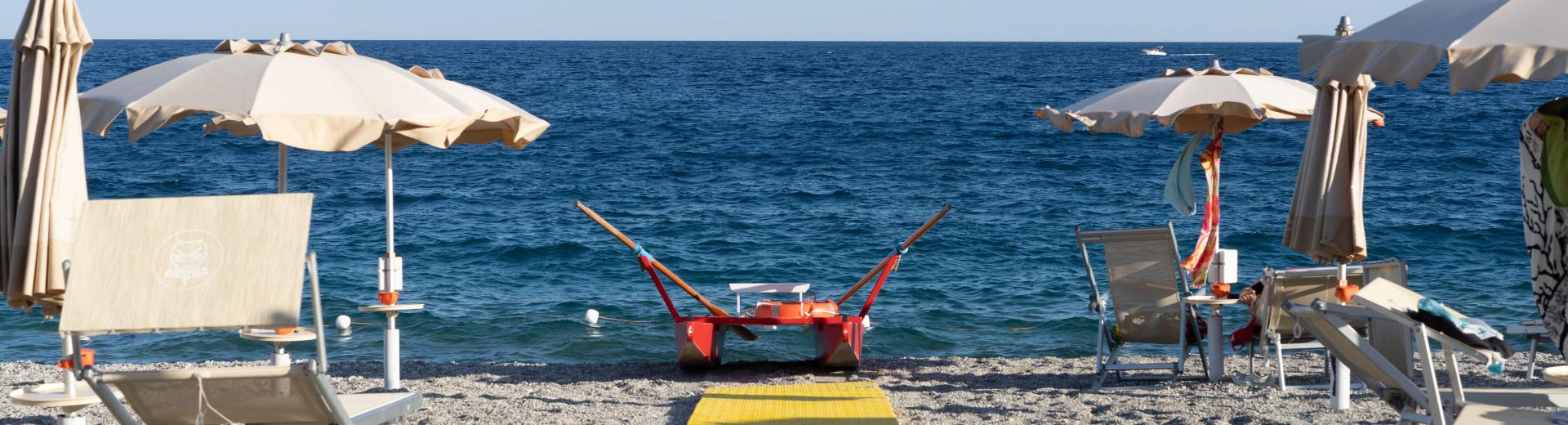 A pochi metri dall''hotel, troverai un confortevole lido dotato anche di servizio bar e giochi per bambini.