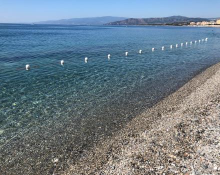 From 20 June to 1 September enjoy free beach service: Book now Hotel Perla del Porto, 4 star hotel in Catanzaro Lido, and relax at the seaside!