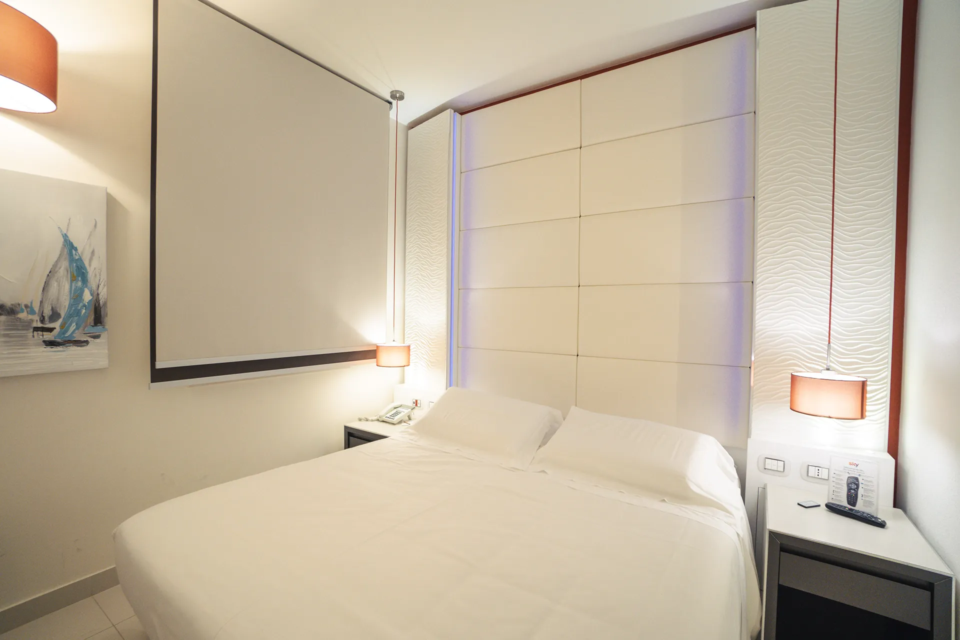 Nell'immagine una camera con letto matrimoniale