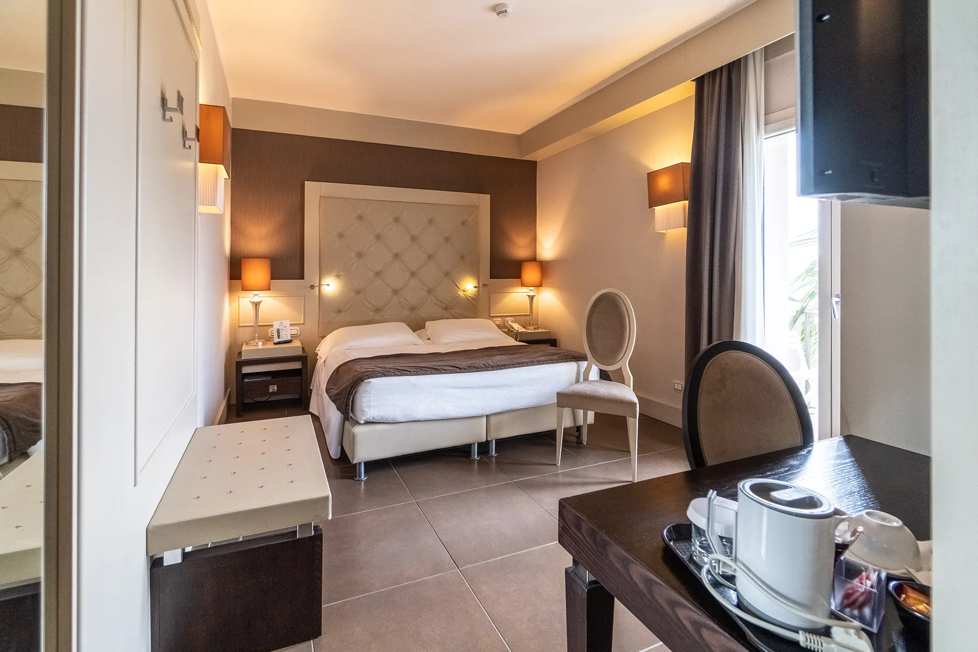 Nell'immagine una camera con letto matrimoniale